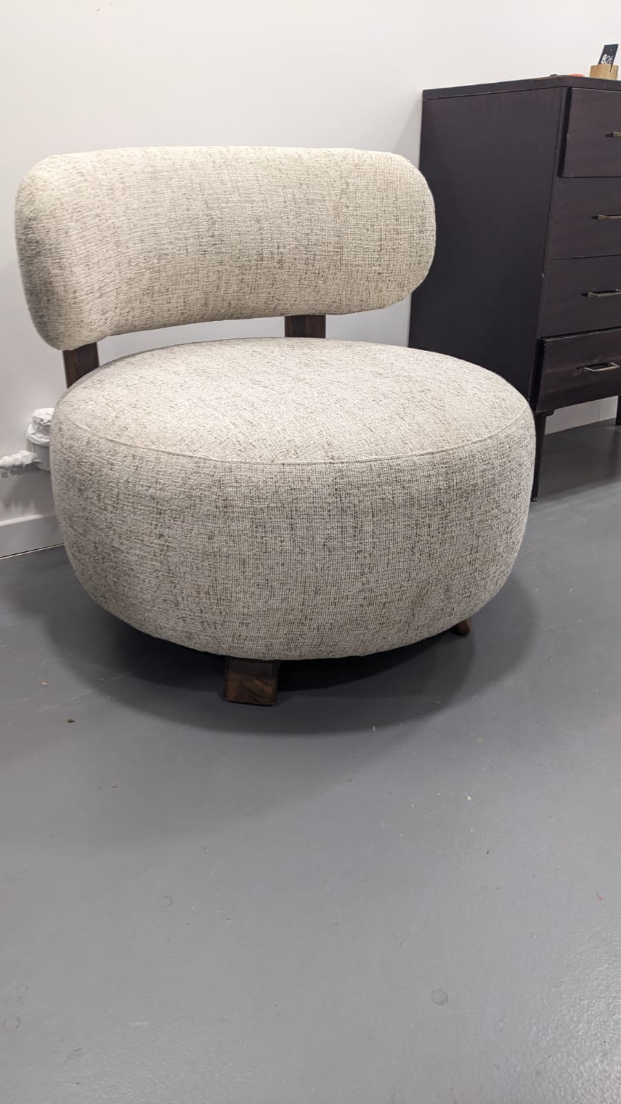 Fauteuil Platon noyer et tissu chiné réparé – Image 3