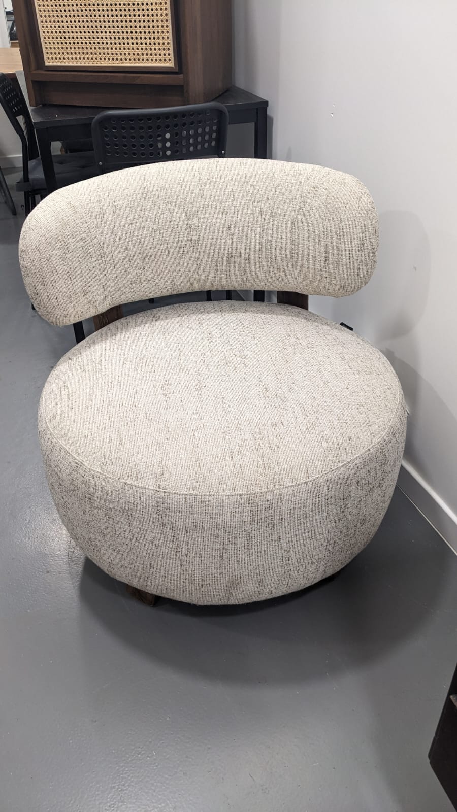 Fauteuil Platon noyer et tissu chiné réparé – Image 2