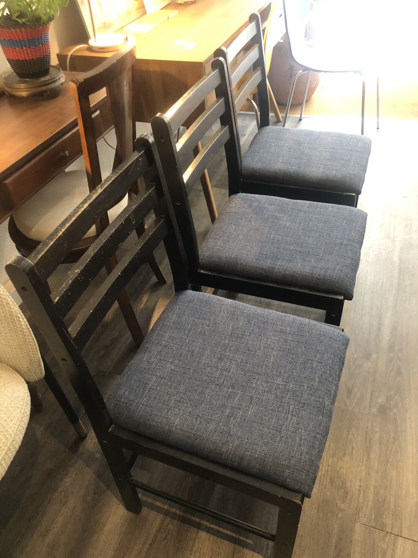 Paire de chaises en bois noir. Assises refaites avec un tissu chiné bleu – Image 2