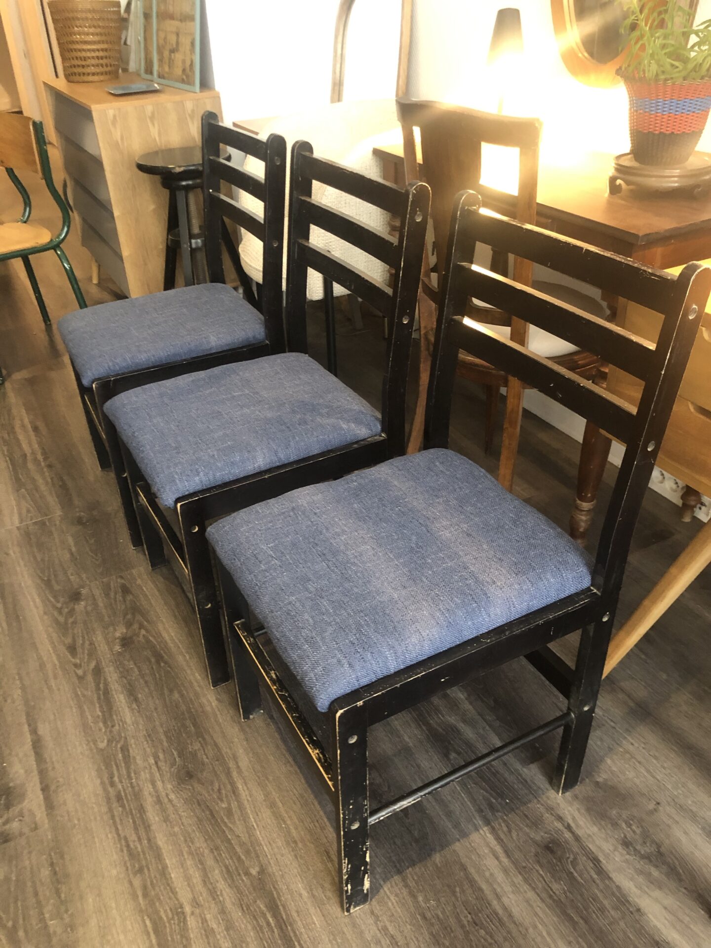 Paire de chaises en bois noir. Assises refaites avec un tissu chiné bleu – Image 3