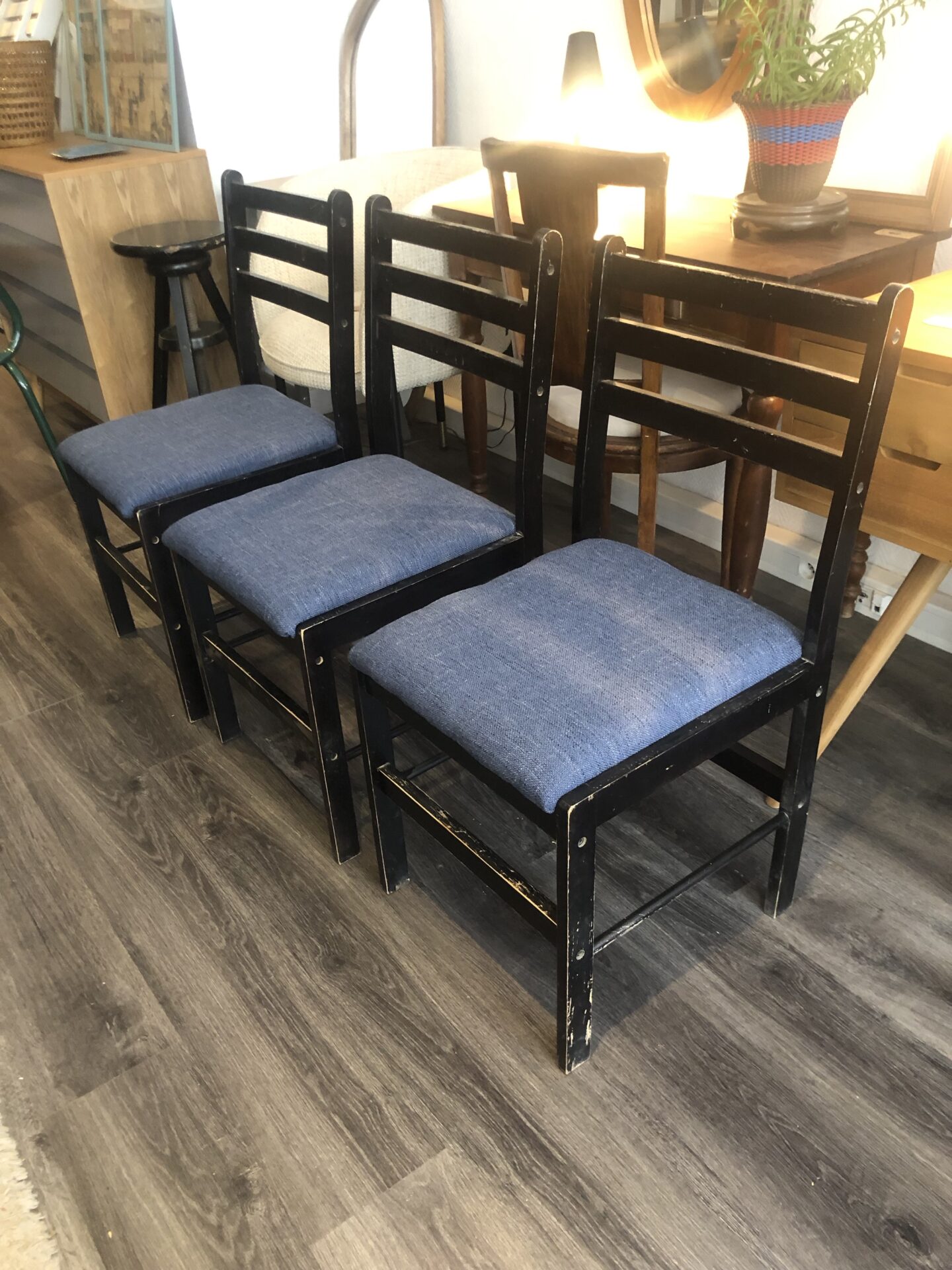 Paire de chaises en bois noir. Assises refaites avec un tissu chiné bleu – Image 4
