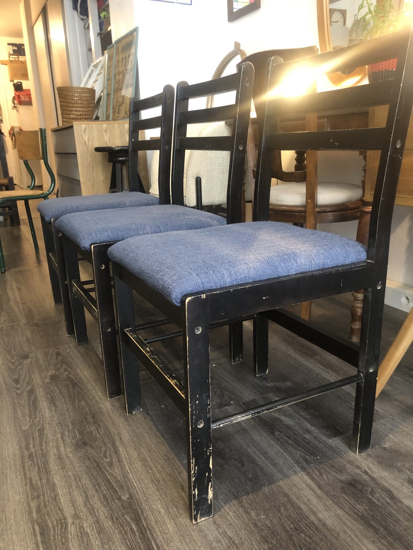 Paire de chaises en bois noir. Assises refaites avec un tissu chiné bleu – Image 5