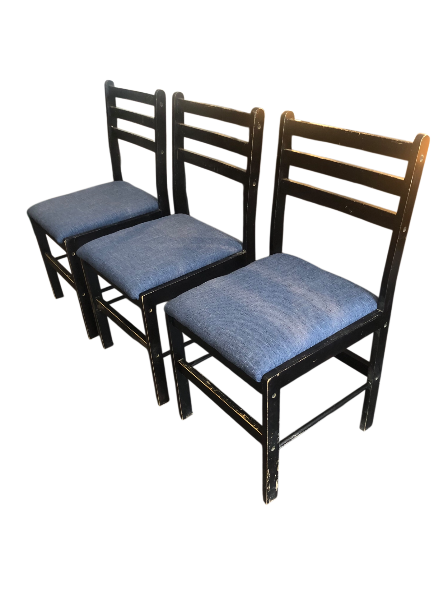 Paire de chaises en bois noir. Assises refaites avec un tissu chiné bleu