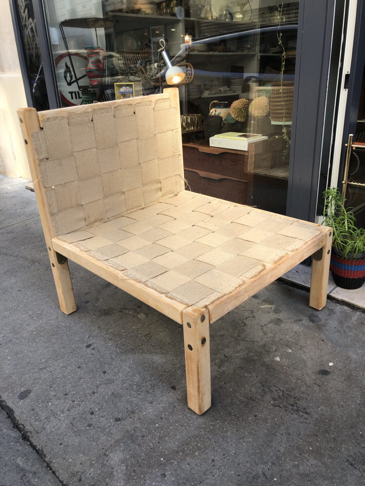 Fauteuil / chauffeuse en tissu bouclette blanc – Image 6