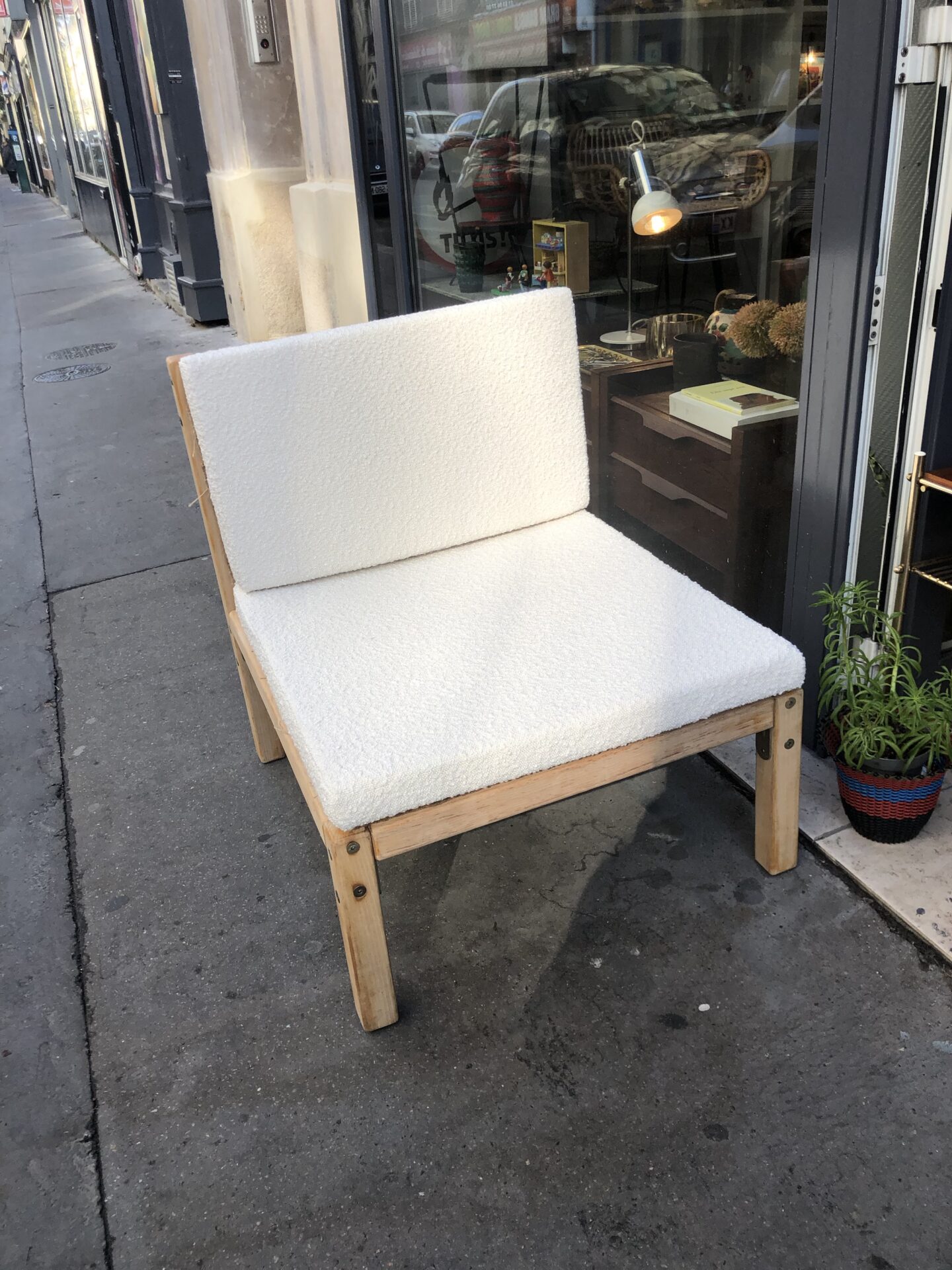Fauteuil / chauffeuse en tissu bouclette blanc – Image 3