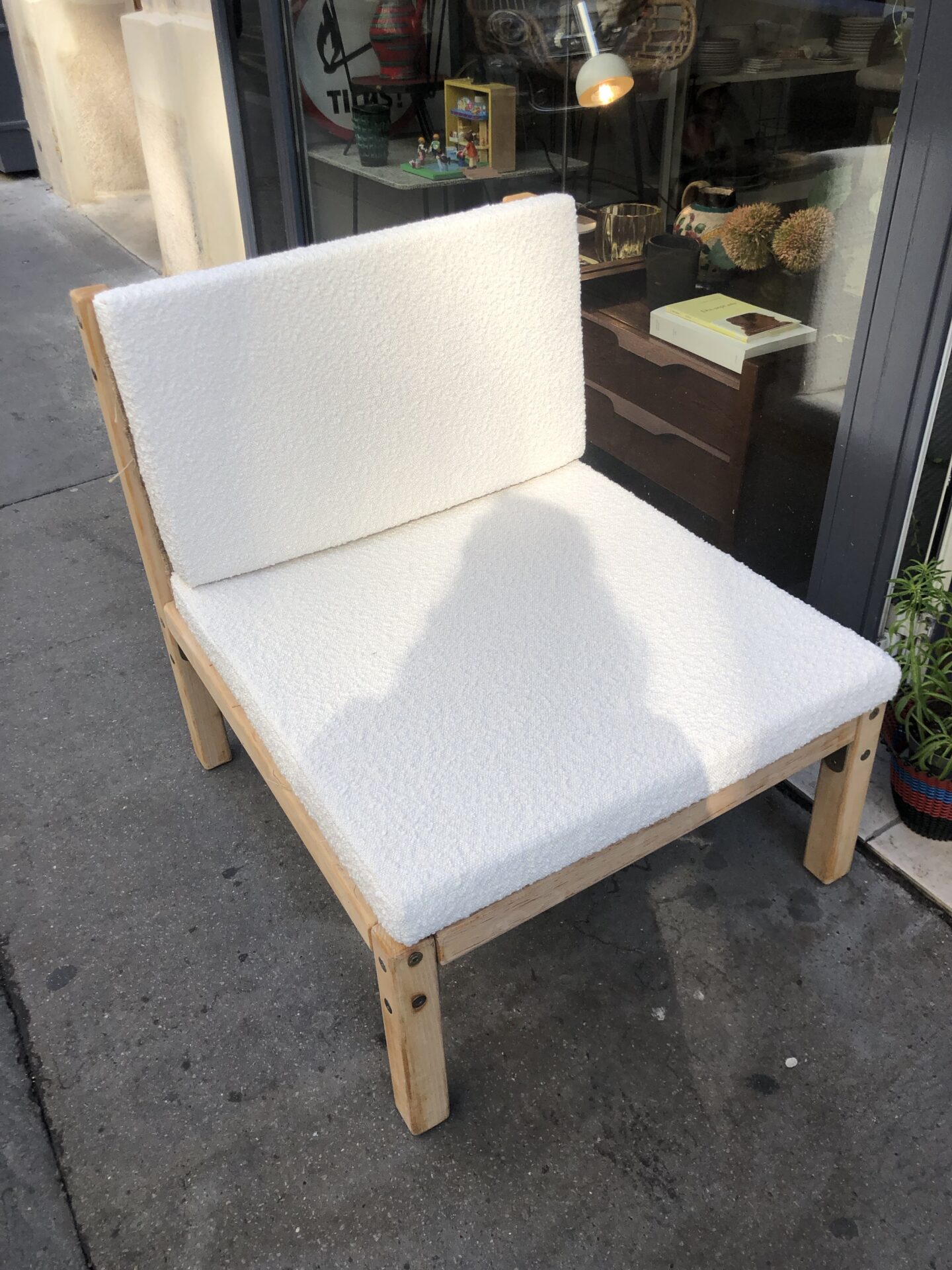 Fauteuil / chauffeuse en tissu bouclette blanc – Image 2