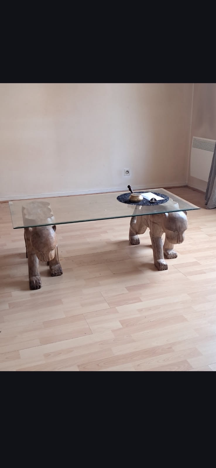 Table basse en verre, tenue par 2 tigres en bois – Image 2