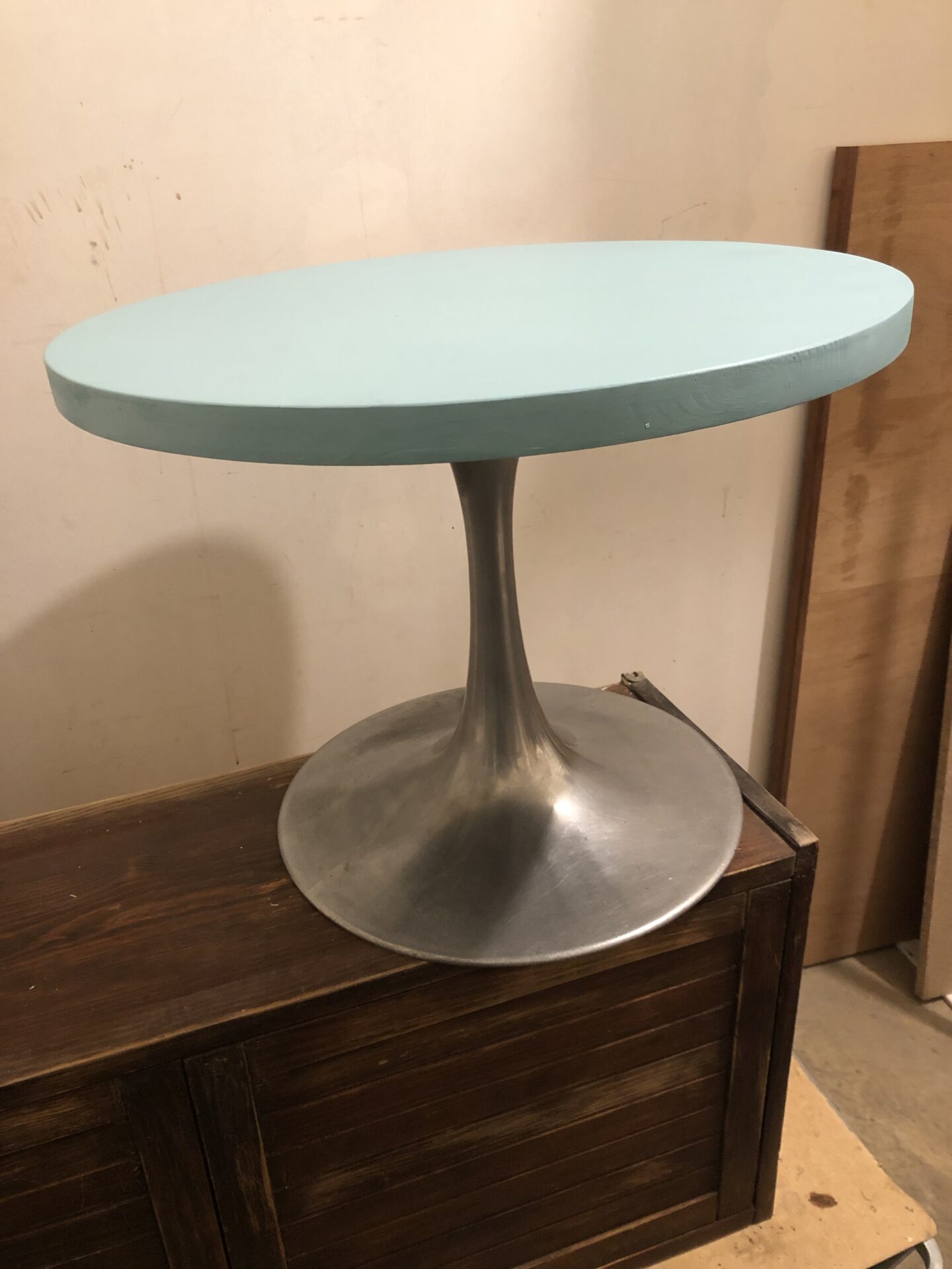 Table basse plateau bois bleu et pied métal – Image 3