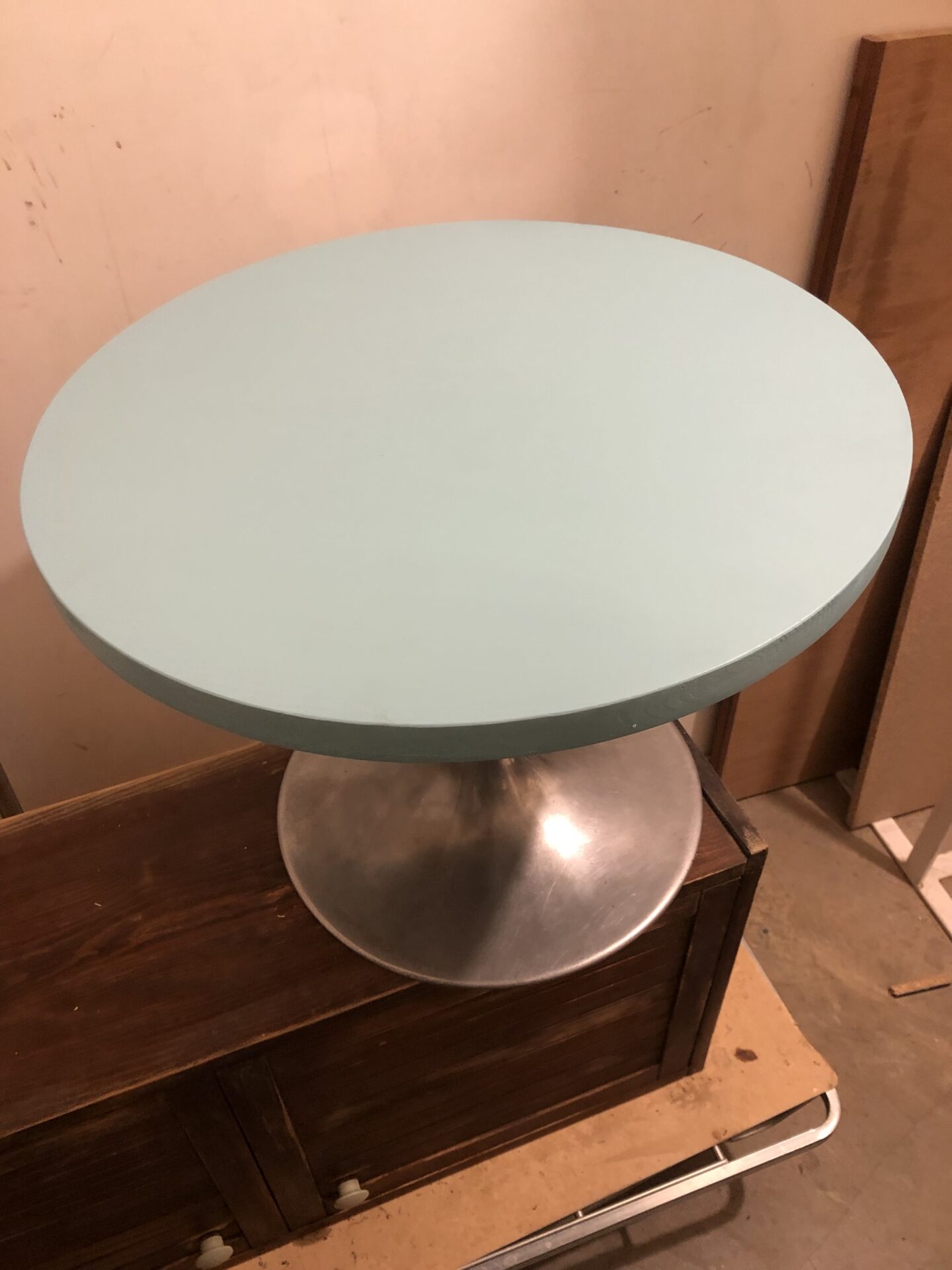 Table basse plateau bois bleu et pied métal – Image 2