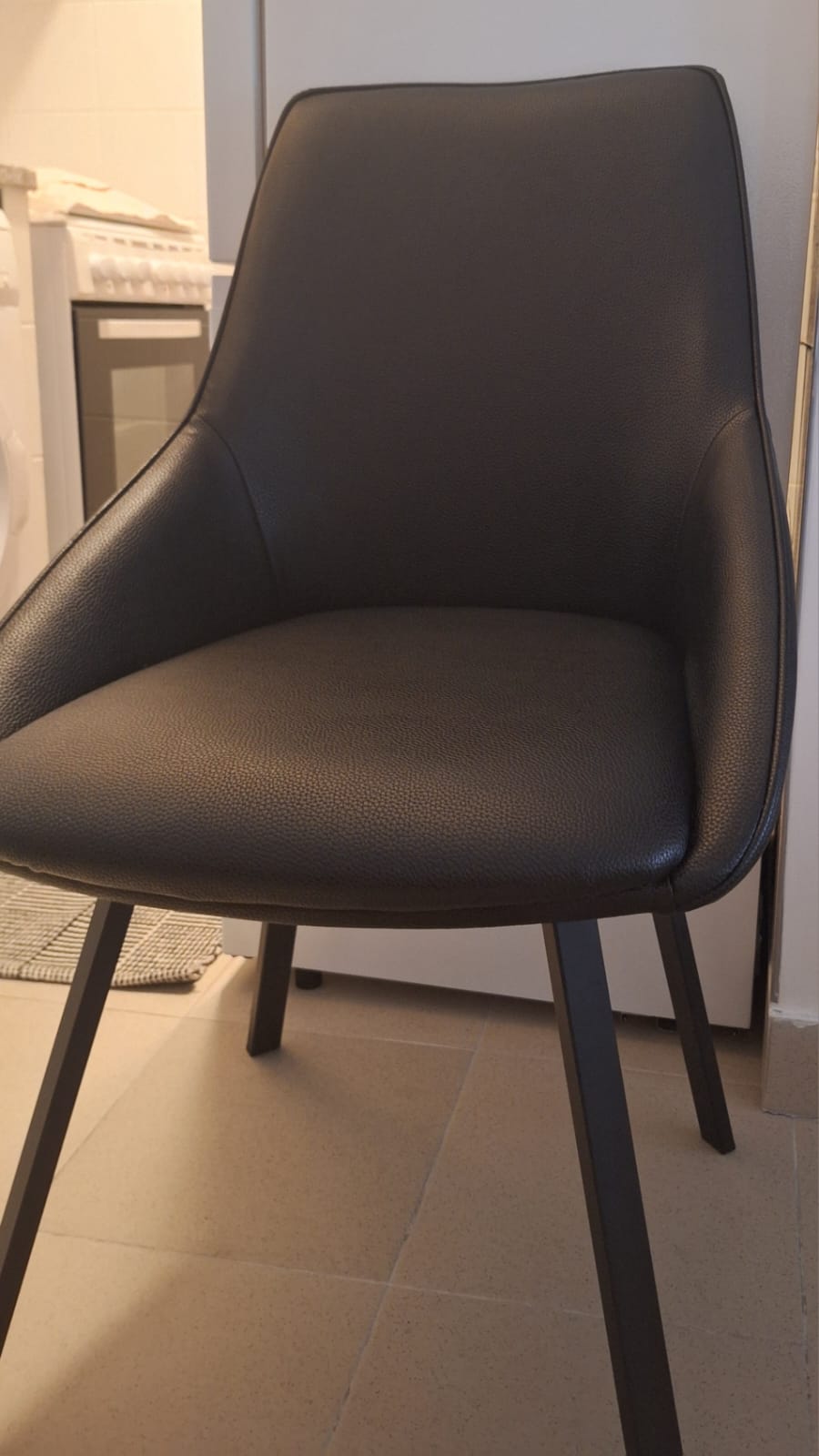 Chaises noires 2 pièces en similicuir – Image 2