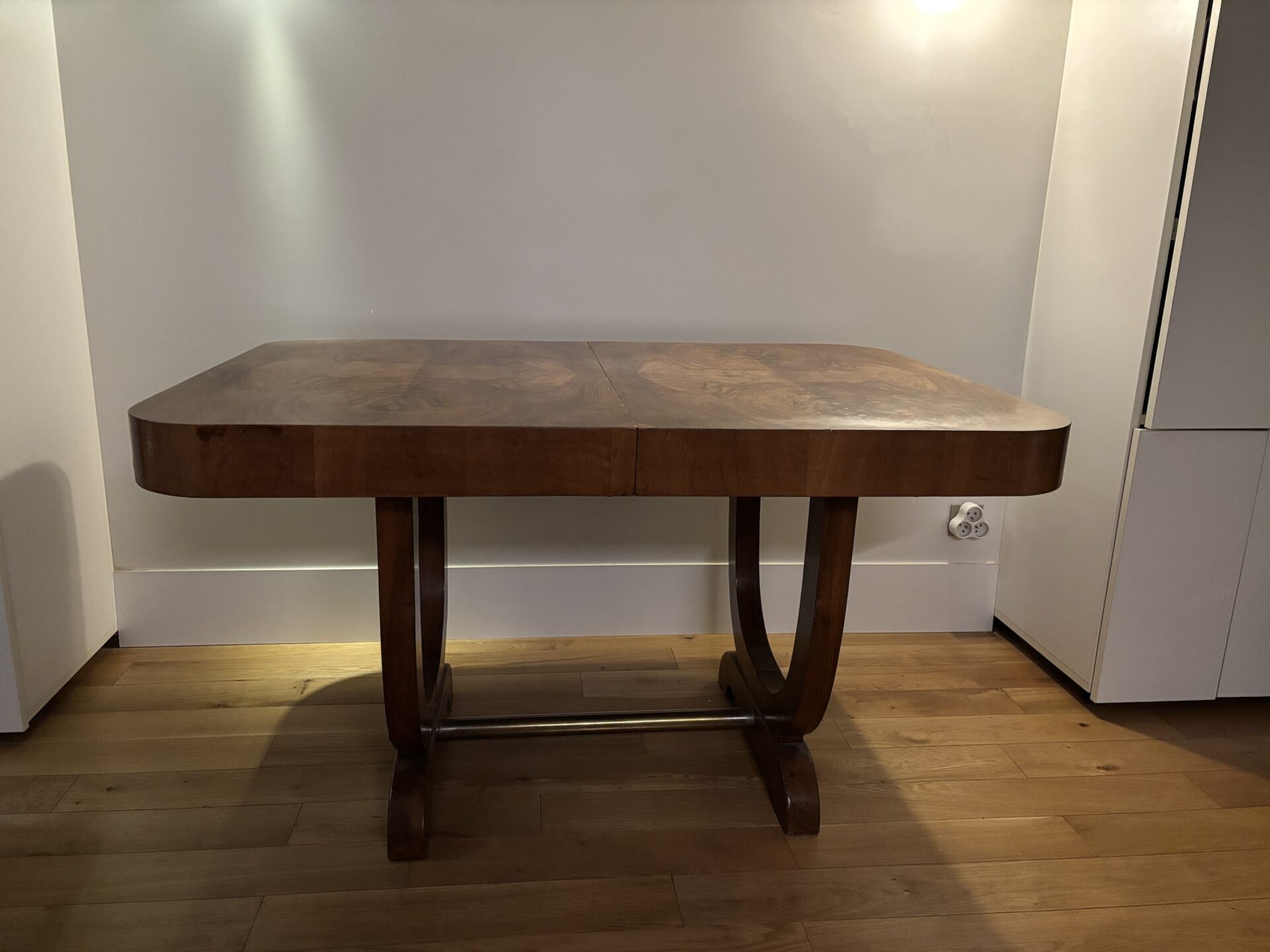 Table à manger extensible (6-12 personnes) placage noyer années 30 – Image 2