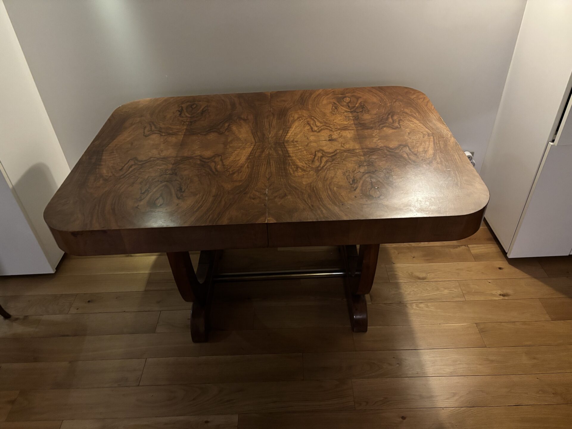 Table à manger extensible (6-12 personnes) placage noyer années 30 – Image 4