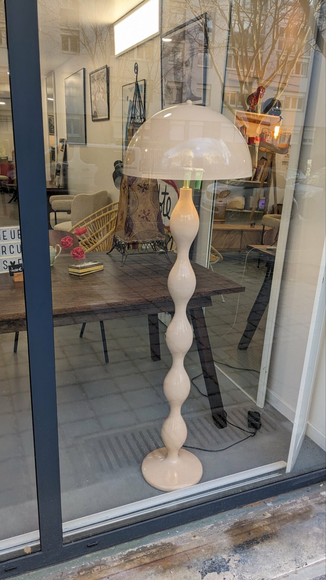Lampe sur pied beige satiné POWERS – Image 2