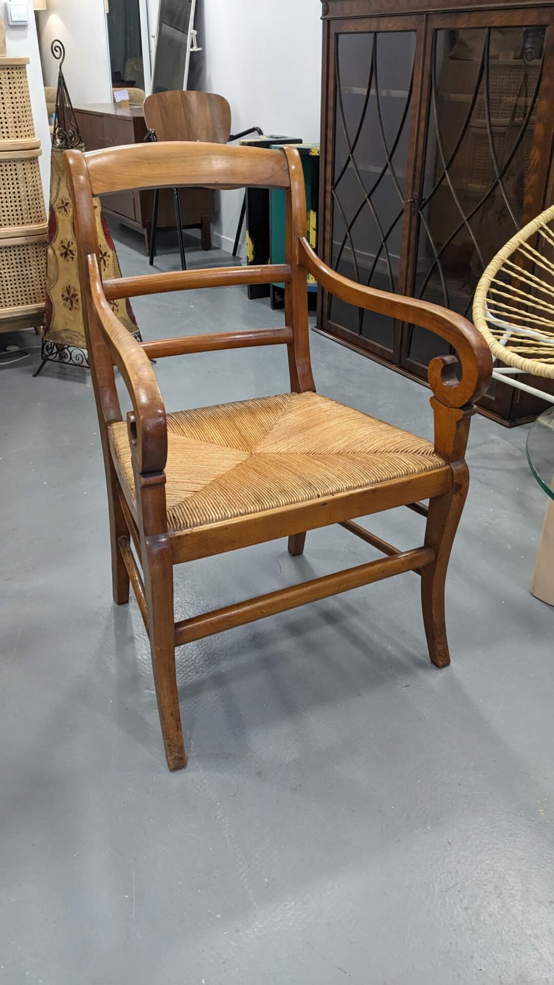 Fauteuil de lecture paillé – Image 2