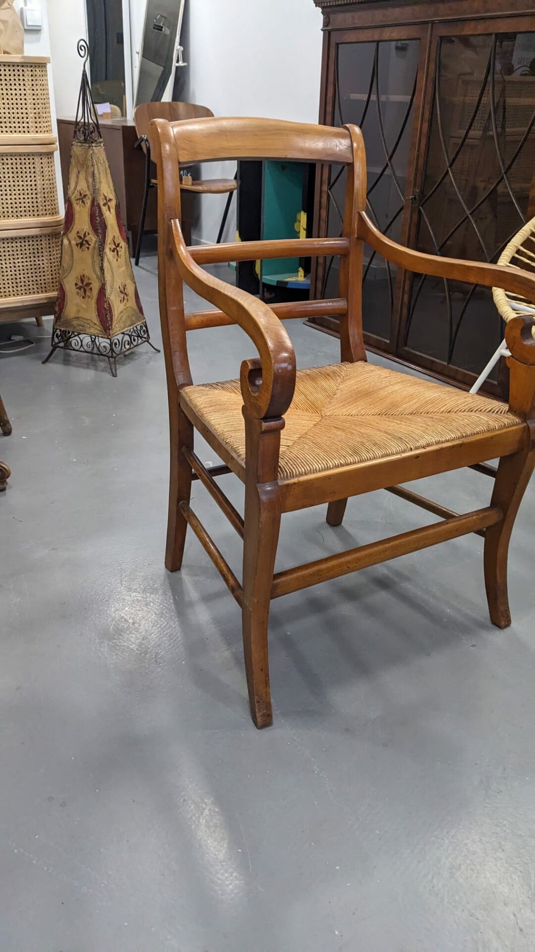 Fauteuil de lecture paillé – Image 4