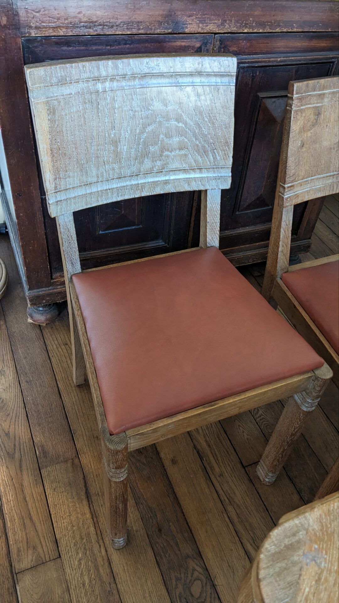 Lot de 5 chaises en bois et skaï rouge – Image 6