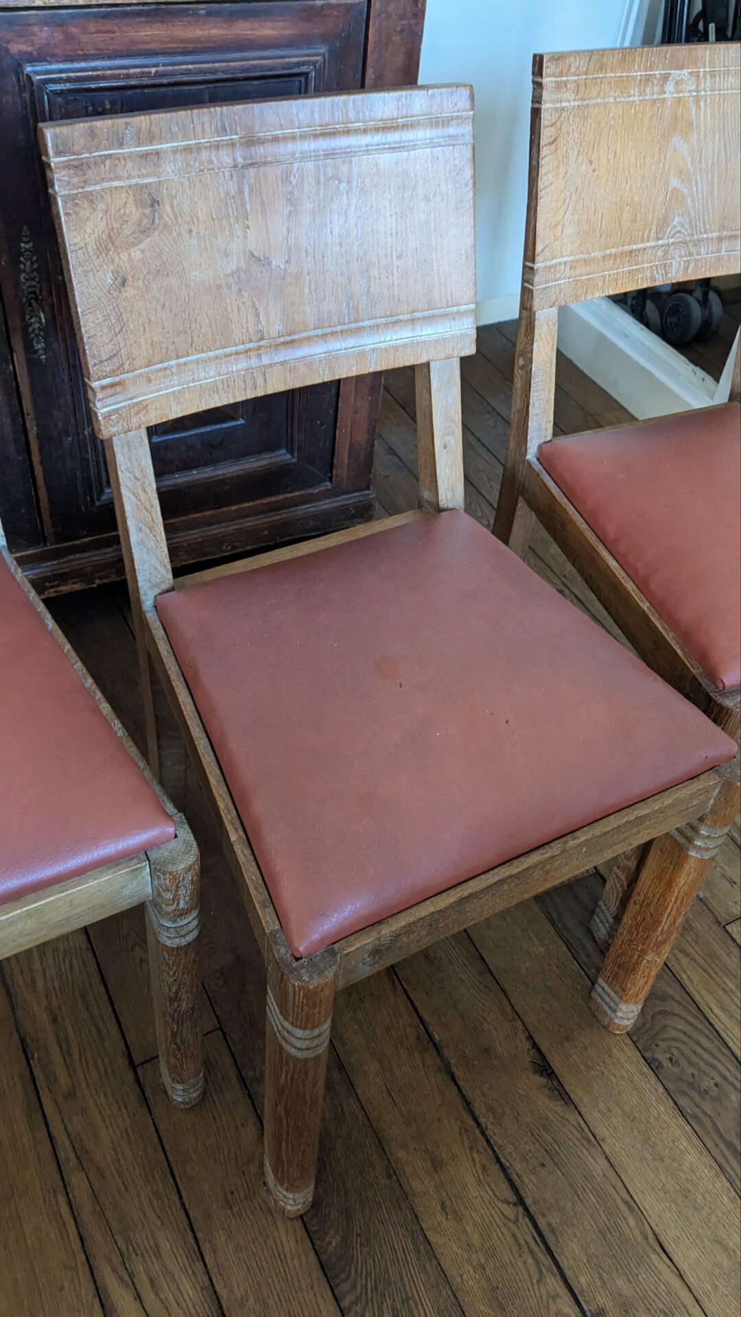 Lot de 5 chaises en bois et skaï rouge – Image 4