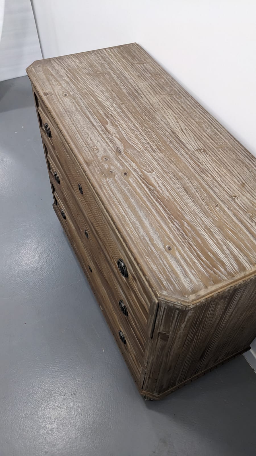 Commode en pin massif recyclé – Image 4