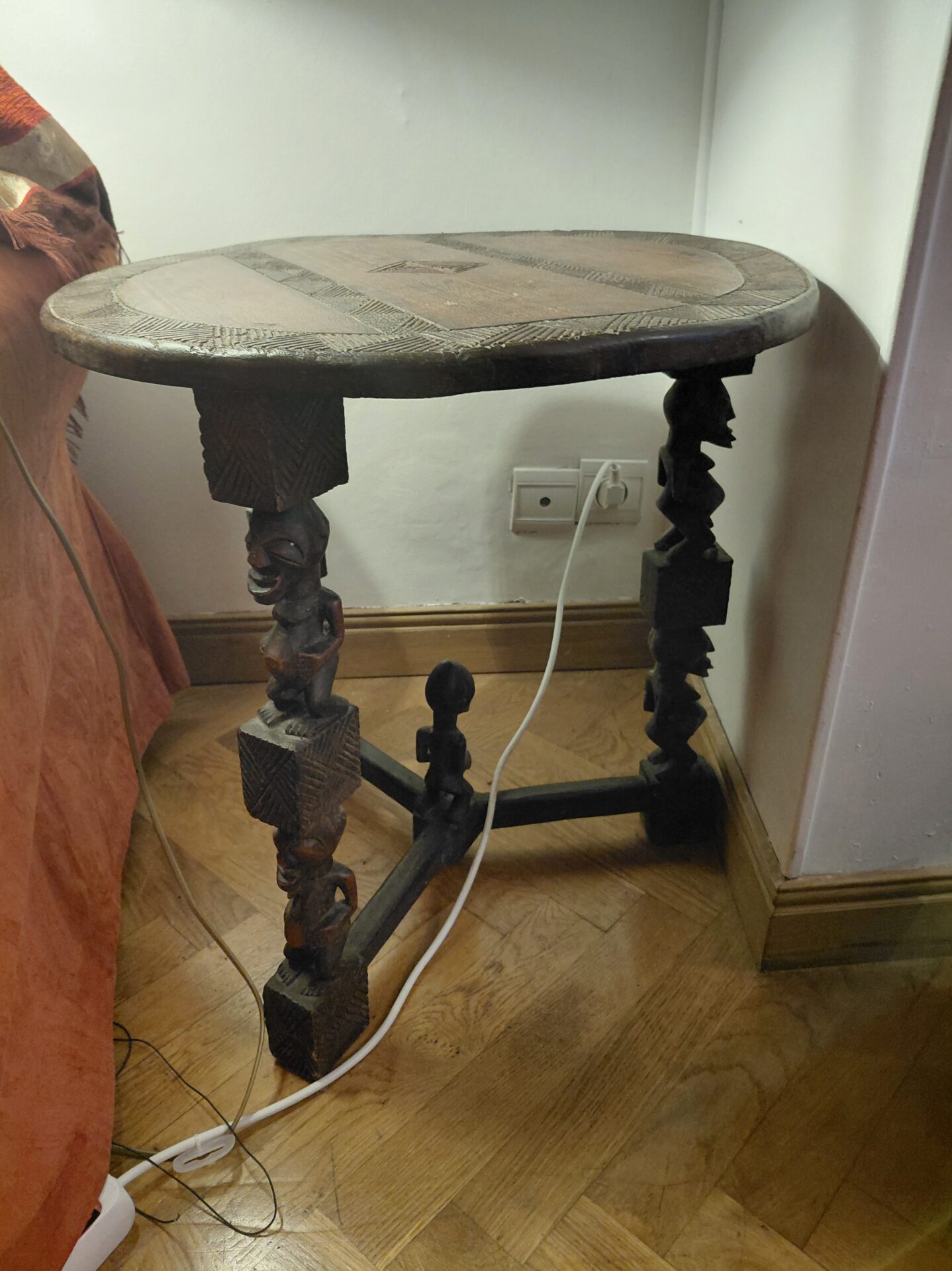 Table d'appoint en bois sculptée – Image 2