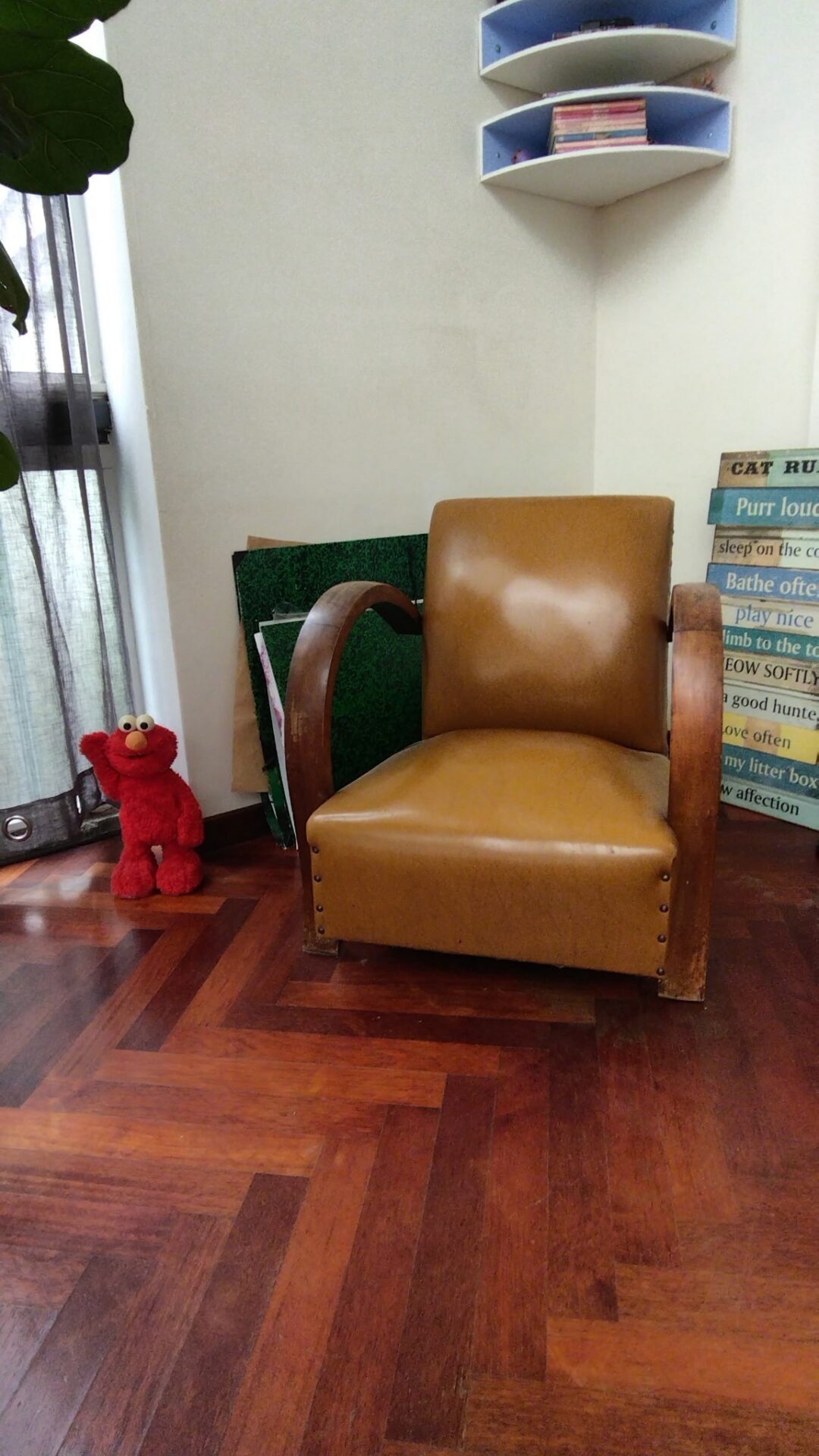 Fauteuil « club » en Skaï, accoudoirs bois – Image 3