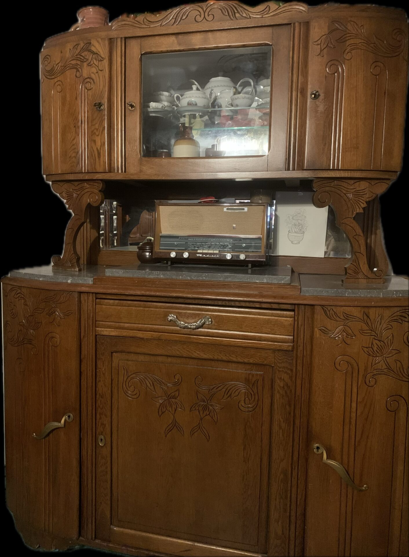Buffet, vaisselier ancien en bois sculpté