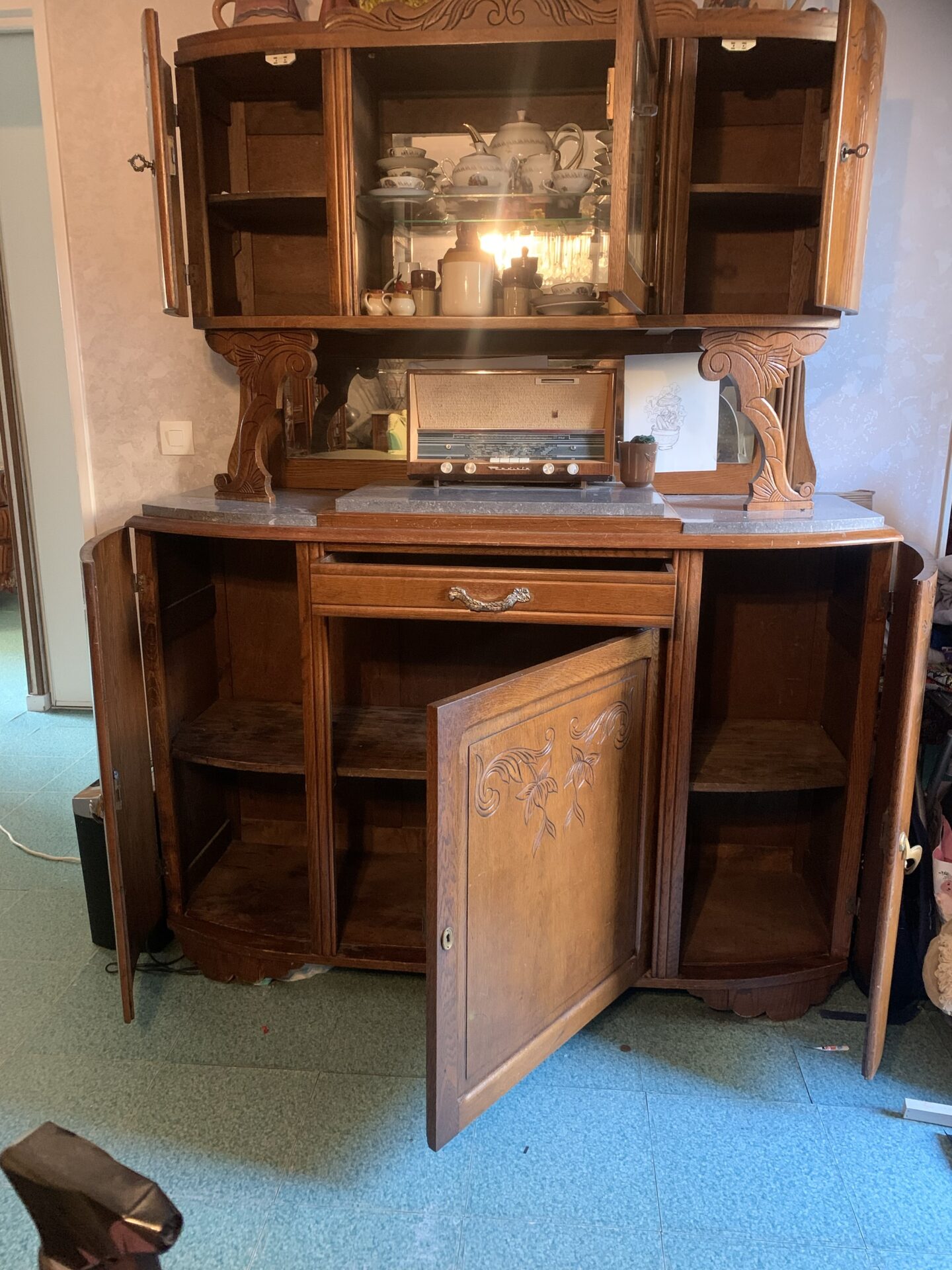 Buffet, vaisselier ancien en bois sculpté – Image 2