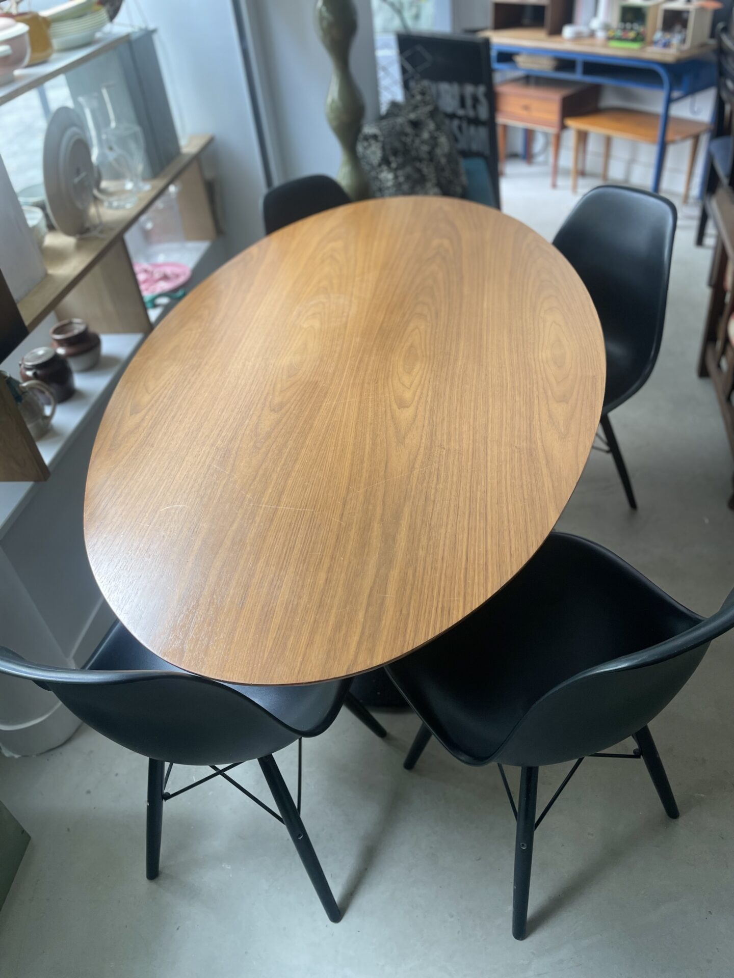 Grande table de salle à manger ovale avec pied central noir – Image 3