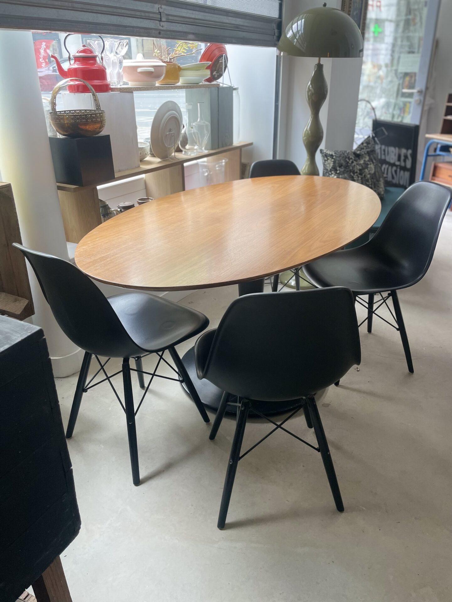 Grande table de salle à manger ovale avec pied central noir – Image 4