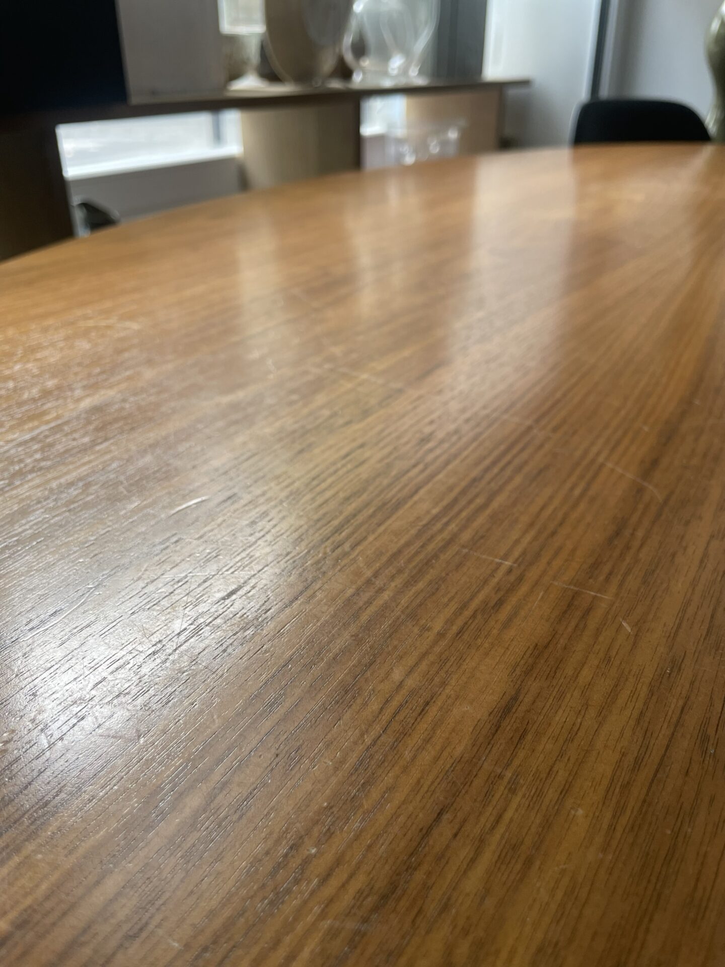 Grande table de salle à manger ovale avec pied central noir – Image 12