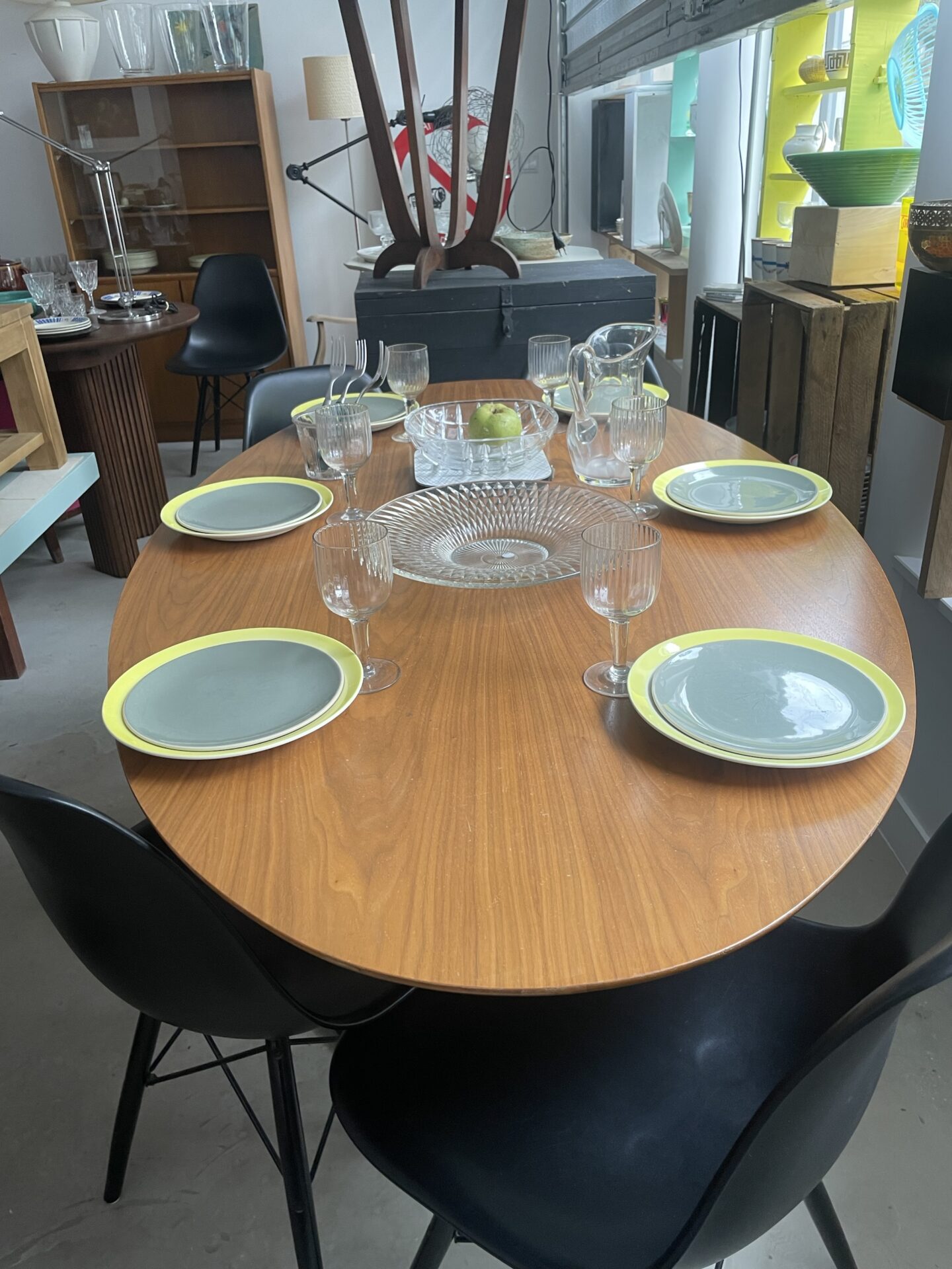 Grande table de salle à manger ovale avec pied central noir – Image 14