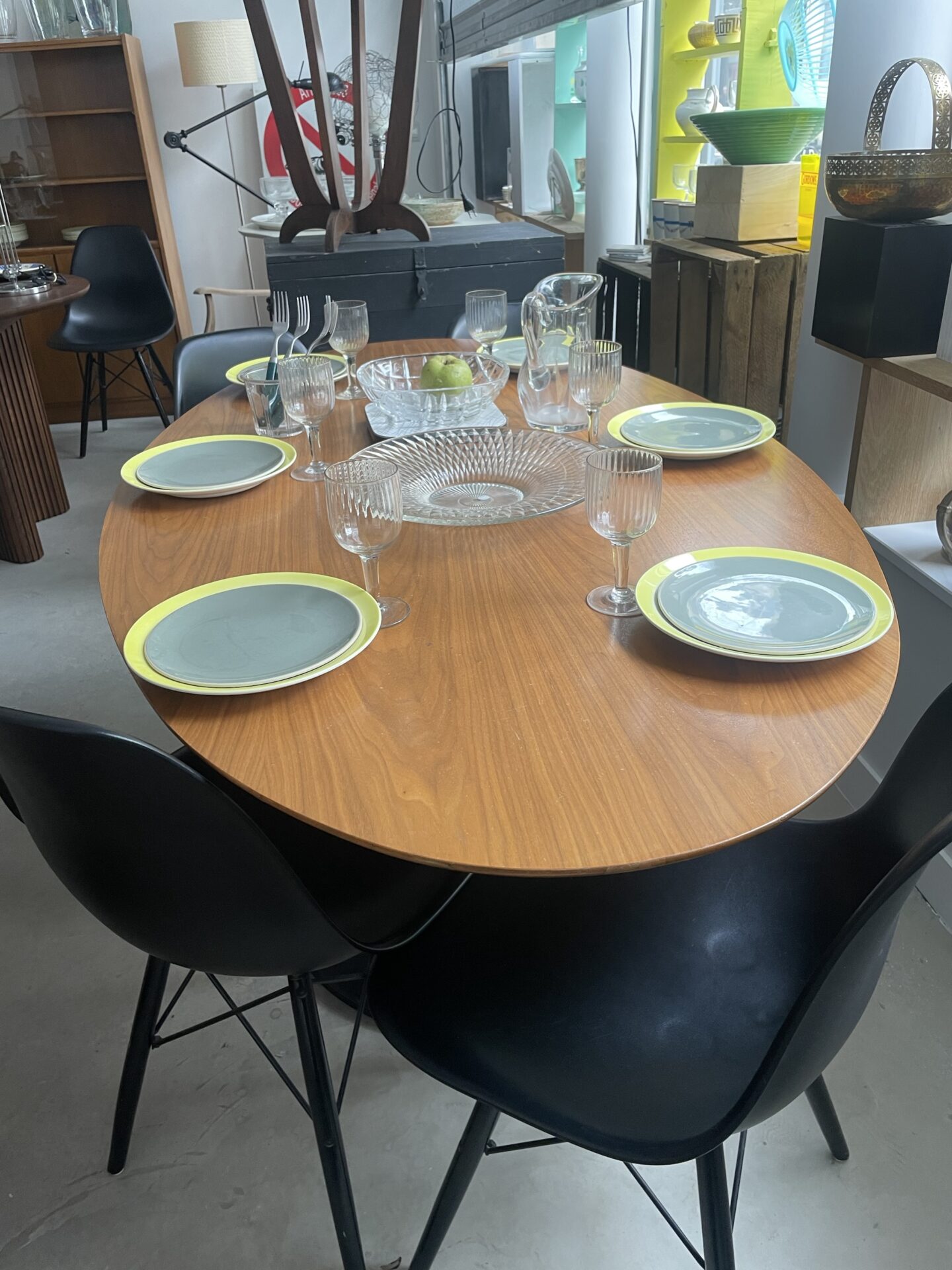 Grande table de salle à manger ovale avec pied central noir – Image 15