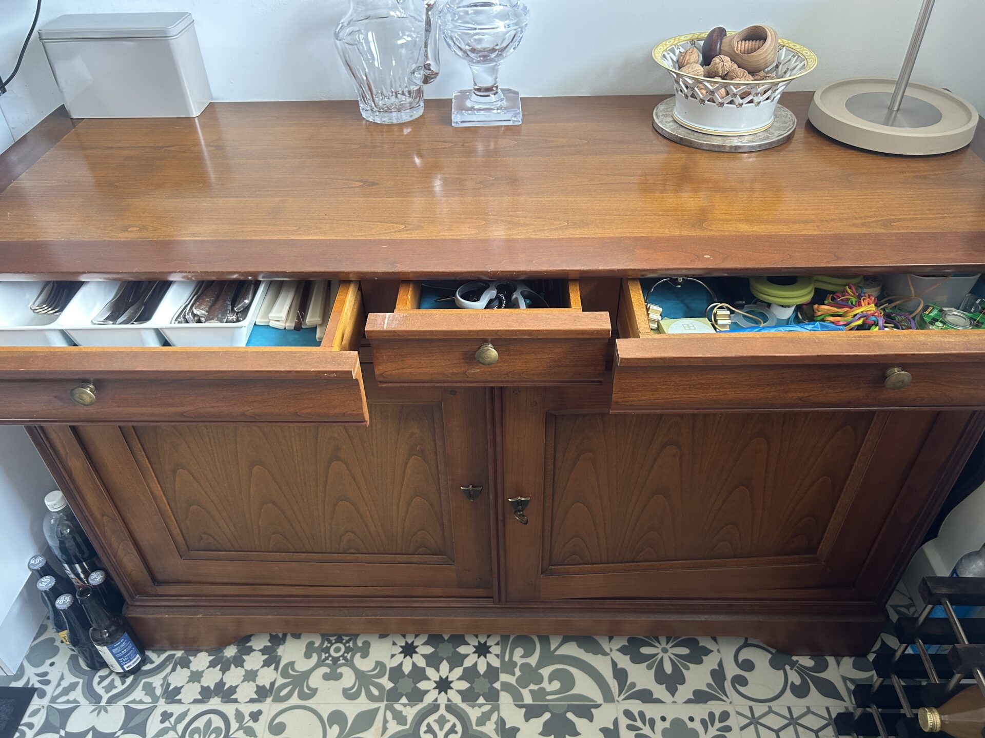 Buffet en bois 3 tiroirs et 2 portes – Image 3