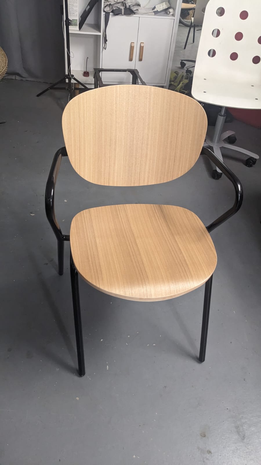 Ada : Chaise en frêne et métal – Image 4